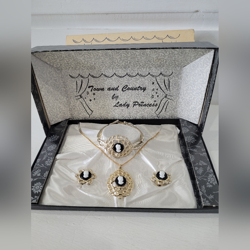 OLD VINTAGE TOWN AND COUNTRY LADY PRINCESS CAMEO BRACELET NECKLACE EARRINGS SET